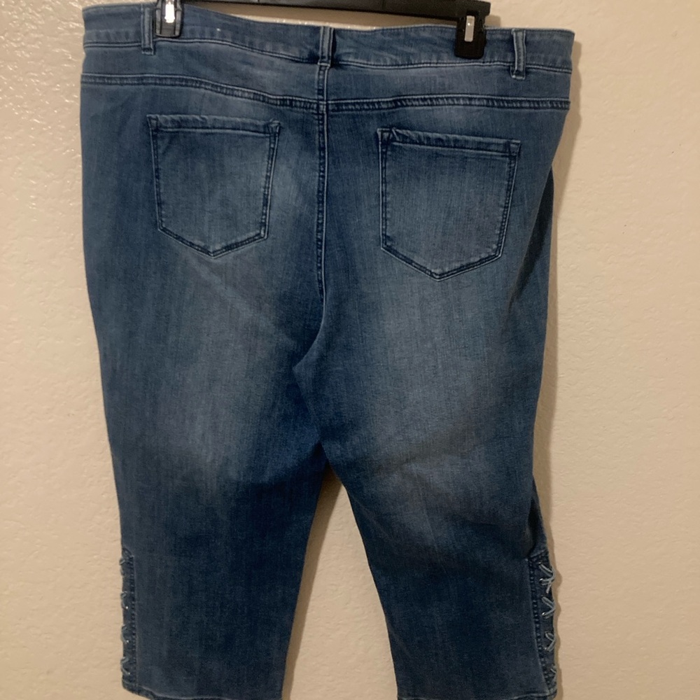 Avenue Women's Denim capri Jeans - Picture 2 of 4